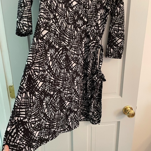 Euc George black and white print wrap dress size medium - Picture 4 of 8